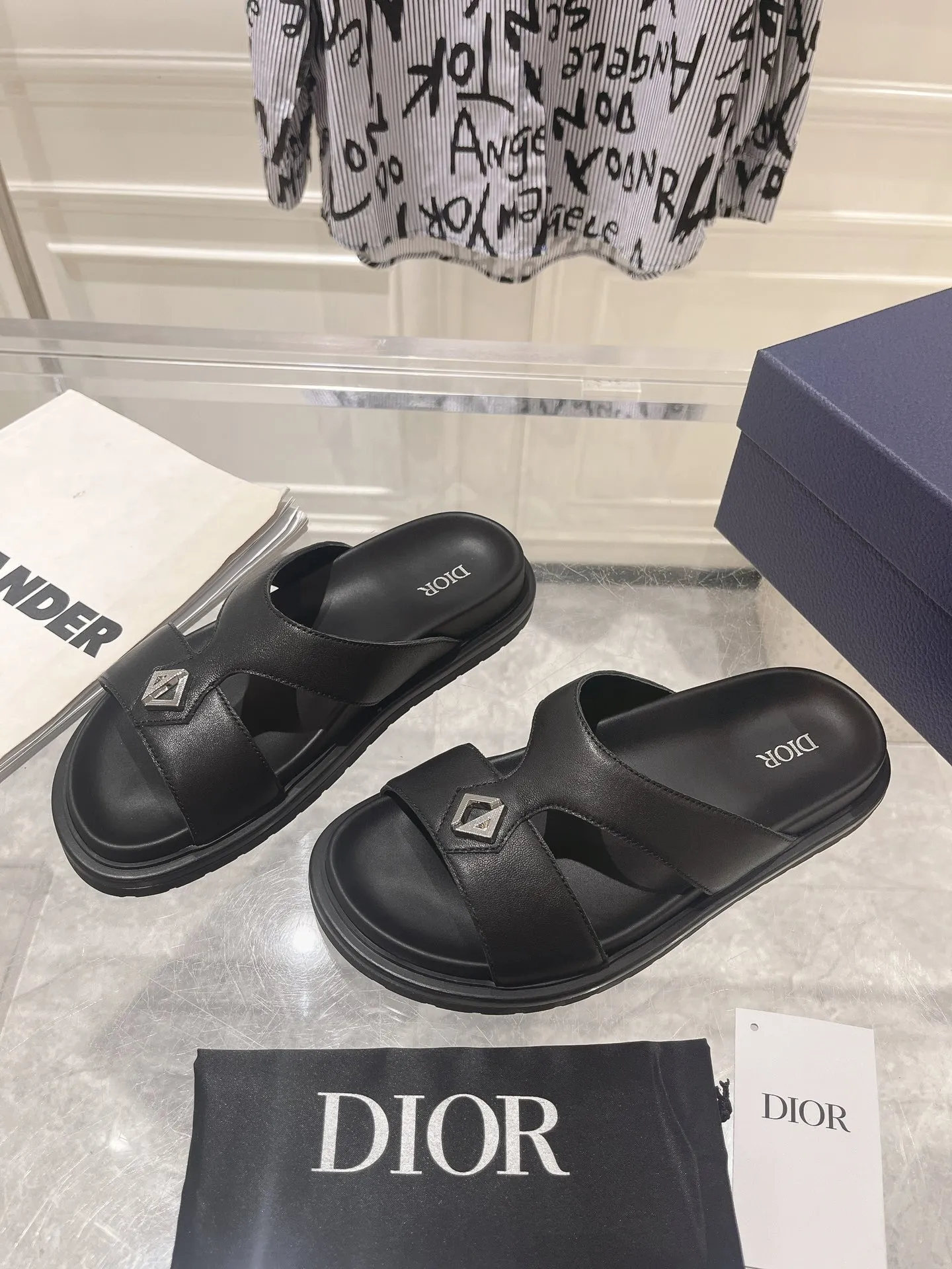 👟👟Ex-factory price 420👟👟 #Men's top version 𝐃𝐈𝐎𝐑# Dior's new men's summer slippers 🔥Purchase the original development Alias ​​sandals are new products in 2024. They are a leisurely and exquisite work. The upper is made of imported denim ➕ calfskin 🔥 Original molded rubber outsole provides the best comfort 🔥 ✔️Size: #38-46